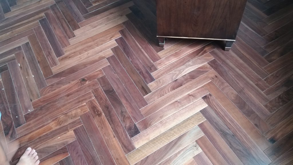sàn gỗ Walnut lót kiểu xương cá sàn gỗ Walnut lót kiểu xương cá