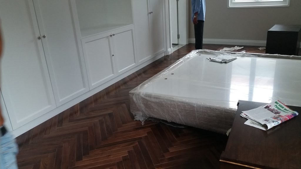 sàn gỗ Walnut lót kiểu xương cá sàn gỗ Walnut lót kiểu xương cá