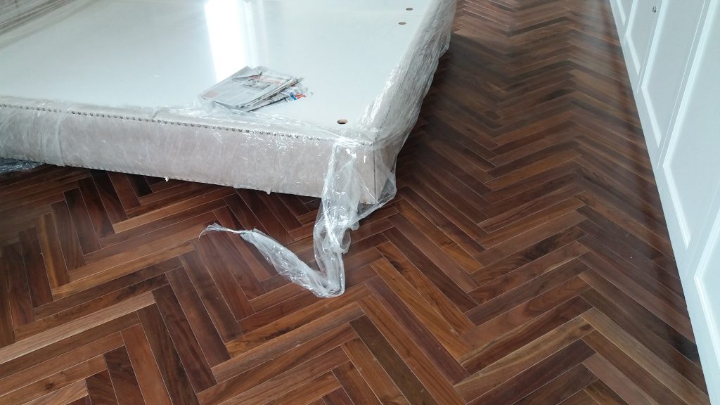 sàn gỗ Walnut lót kiểu xương cá sàn gỗ Walnut lót kiểu xương cá