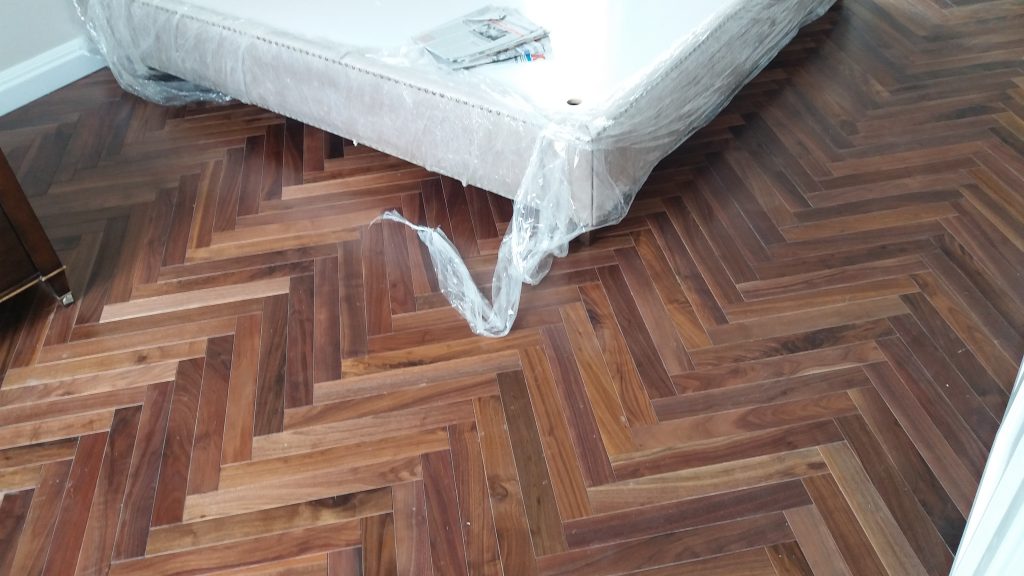 sàn gỗ Walnut lót kiểu xương cá sàn gỗ Walnut lót kiểu xương cá