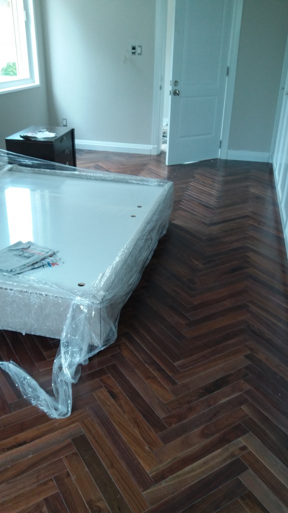 sàn gỗ Walnut lót kiểu xương cá sàn gỗ Walnut lót kiểu xương cá