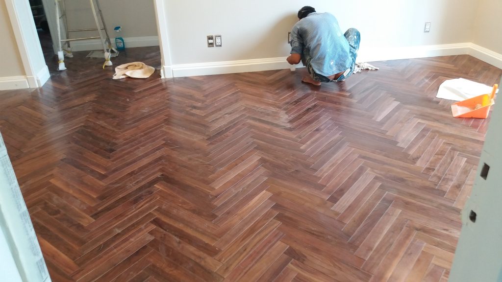sàn gỗ Walnut lót kiểu xương cá sàn gỗ Walnut lót kiểu xương cá