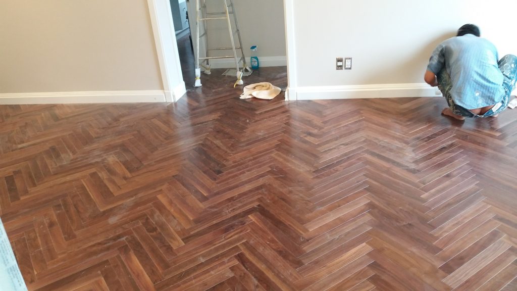 sàn gỗ Walnut lót kiểu xương cá sàn gỗ Walnut lót kiểu xương cá
