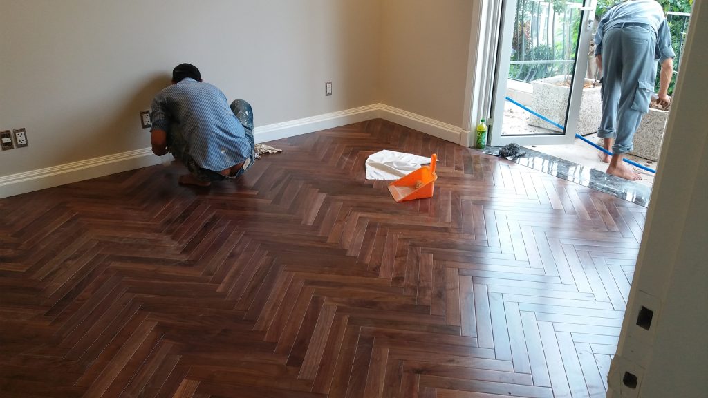 sàn gỗ Walnut lót kiểu xương cá sàn gỗ Walnut lót kiểu xương cá