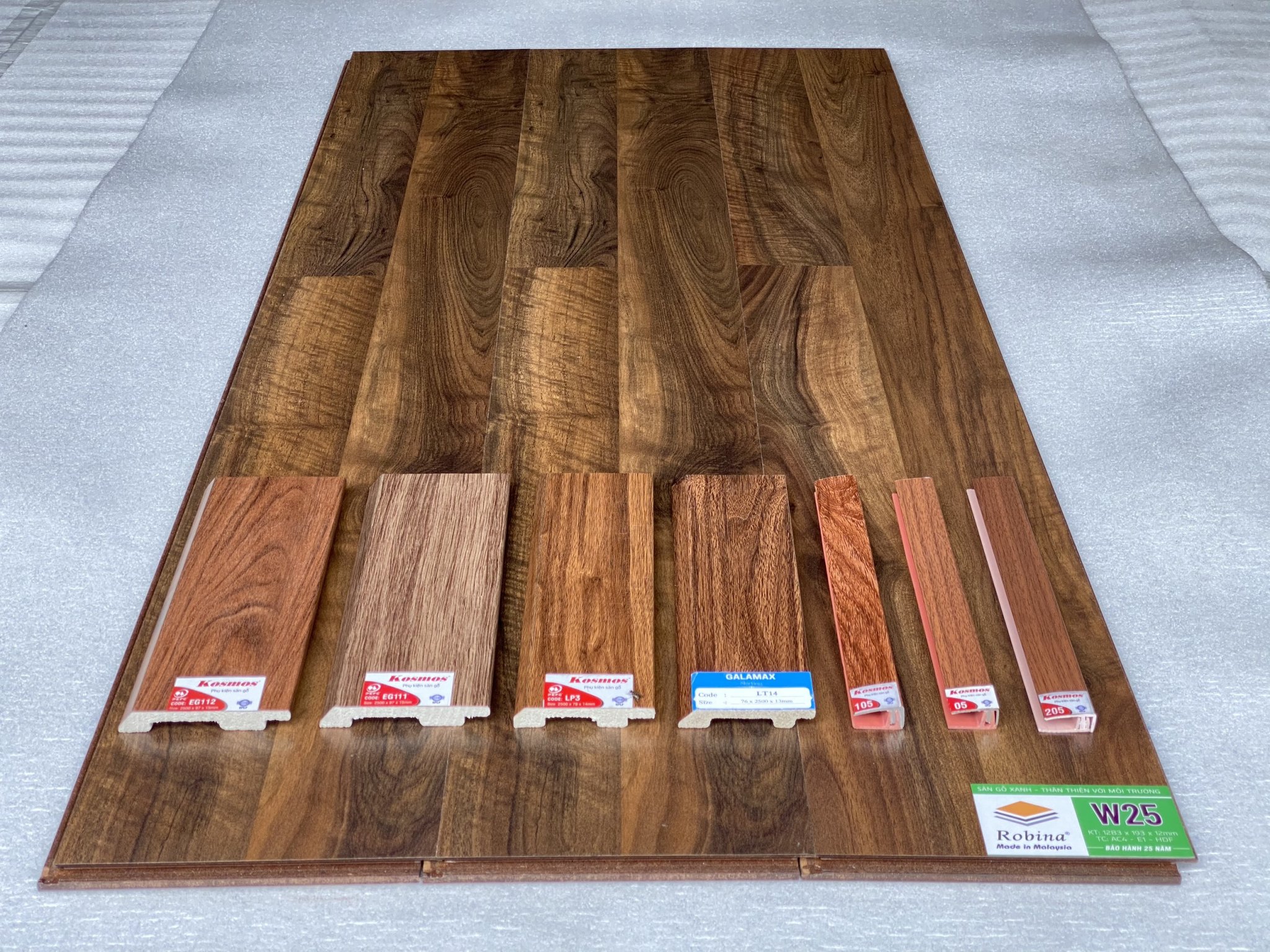 Sàn gỗ Robina bản lớn 12mm W25